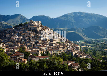 Das hochgelegene Dorf Morano Calabro mit das Pollino-Gebirge auf den Hintergrund, Kalabrien, Italien. Stockfoto