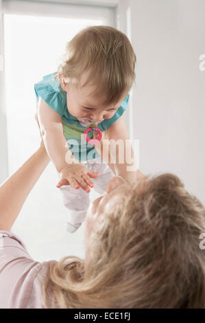 Mutter Baby Mädchen Puppe glücklich halten Stockfoto