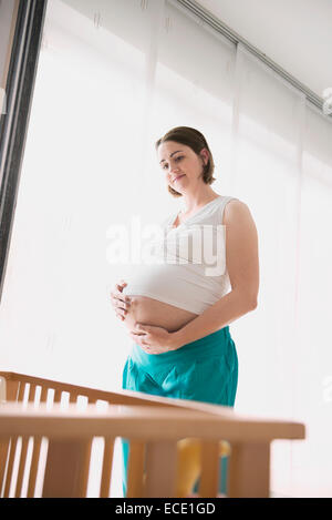 Stillleben-Spielzeug-Schaf baby Kinderbett Schlafzimmer niedlich Stockfoto