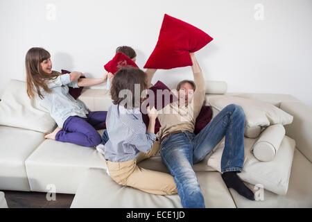 Familie Kissenschlacht auf couch Stockfoto