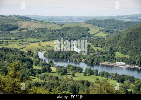 Ein schönen Sommer-Blick aus dem kleinen umgefallen von Gummers wie Fellfoot Park, an der Südspitze von Windermere und dem Beginn Stockfoto