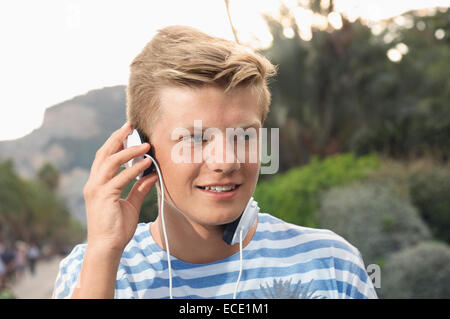 Close-up Portrait männlichen Teenager Musik MP3-player Stockfoto