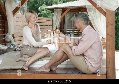 Urlaub entspannend trinken Cocktail Paar romantisch Stockfoto