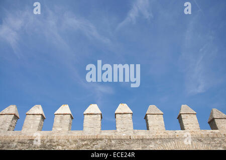 Ansicht der alten Mauer gegen Himmel, Vejer De La Frontera, Andalusien, Spanien Stockfoto