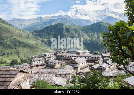 Blick auf Ghandruk Dorf mit Bergketten im Hintergrund, Nepal Stockfoto