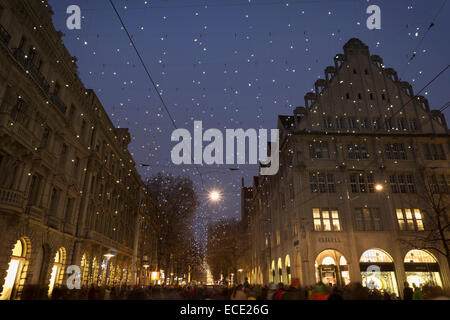 Weihnachtsbeleuchtung Lucy über der Bahnhofstrasse, Zürich, Schweiz. Stockfoto