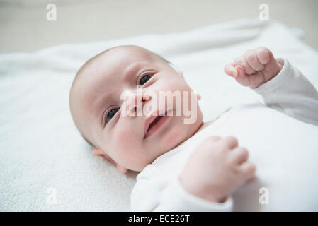 Baby Boy Spielen auf Bett Stockfoto