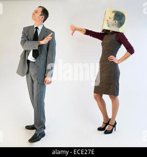 Geschäftsfrau mit Maske, die die Daumen nach unten zeigt Stockfoto