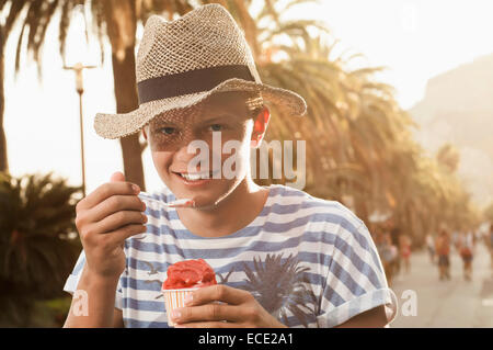 Urlaub Teenager Sonnenuntergang essen Eis Sommer Stockfoto