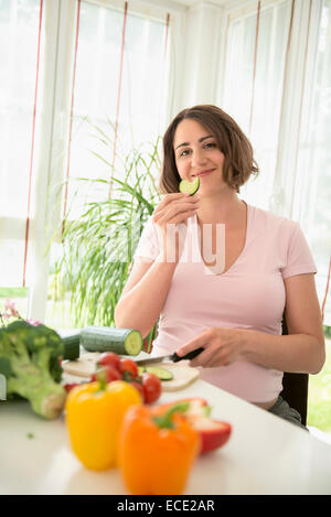 Schwangere Frau bereitet gesundes Mittagessen essen Stockfoto