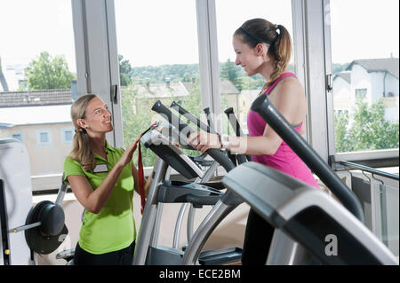 Zwei Frauen Fitness Studio Trainer Sport helfen Stockfoto
