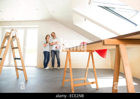 Junges Paar Dekoration neue Planungsraum Stockfoto