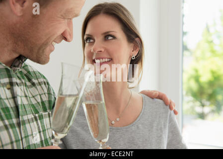 Paar, feiern, trinken, toasten neues Zuhause Stockfoto