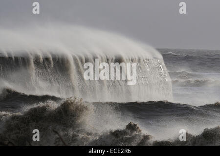 Wellen, die über den Cobb bei Lyme Regis in einem Sturm Dorset UK Stockfoto