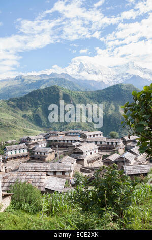 Blick auf Ghandruk Dorf mit Bergketten im Hintergrund, Nepal Stockfoto