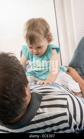 Vater Tochter Spielspaß lächelnd Stockfoto