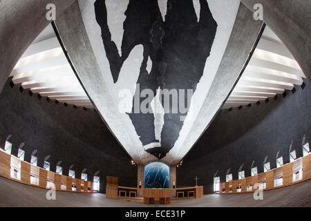 Innenansicht der Kapelle Santa Maria Degli Angeli des Architekten Mario Botta, Monte Tamaro, Rivera, Valle di Lugano Stockfoto