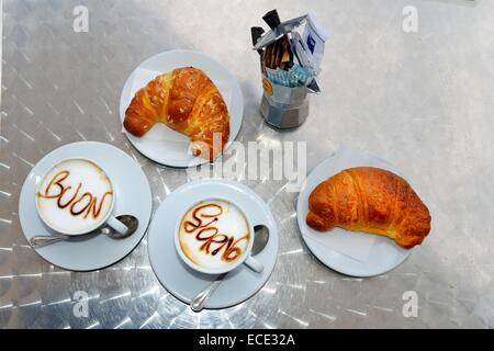 Zwei Tassen Cappuccino, mit dem Schreiben von Buon Giorno auf der Milch Schaum, zwei Croissants, Sardinien, Italien Stockfoto