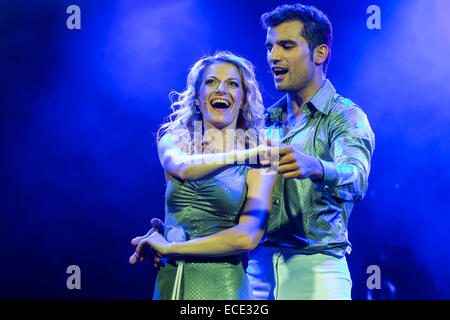 Tino Andrea Honegger und Julia Fechter in den Hauptrollen als Tony Manero und Stephanie Mangano in "Saturday Night Fever" - das Musical am Stockfoto