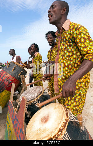 Afrikanische Musiker auf Points Strand, Accra, Ghana, Afrika Stockfoto