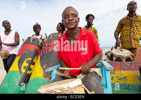 Afrikanische Musiker auf Points Strand, Accra, Ghana, Afrika Stockfoto