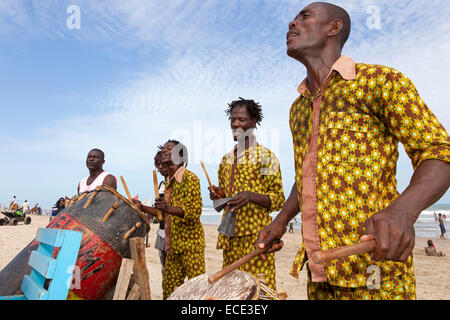 Afrikanische Musiker auf Points Strand, Accra, Ghana, Afrika Stockfoto