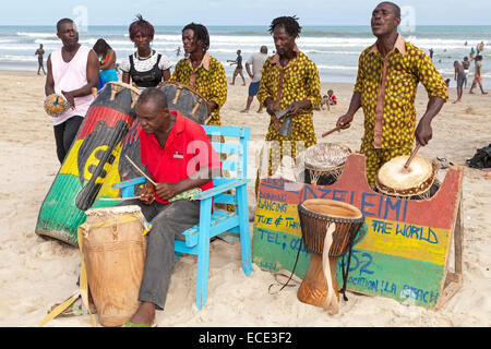 Afrikanische Musiker auf Points Strand, Accra, Ghana, Afrika Stockfoto