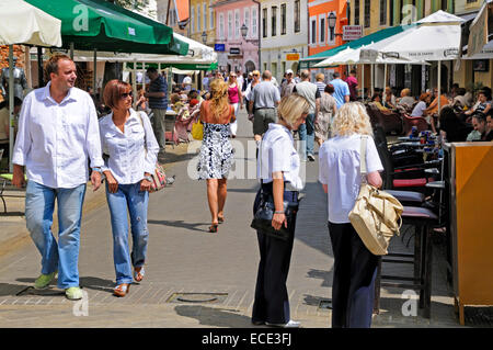 Zagreb, Kroatien. Menschen zu Fuß vorbei an Bars und Cafés in Tkalciceva (Straße) Stockfoto