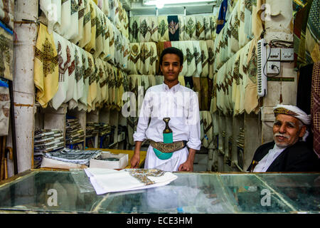 Männer in der Altstadt, Sanaa, Jemen Kaschmir Kleidung verkauft Stockfoto