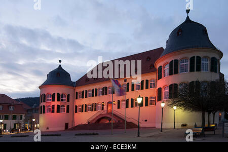 Bergzabern Palast, rosa beleuchtet, "Rosa Lichter" in die rosa Wochen, Bad Bergzabern, Südliche Weinstraße, Deutsche Weinstraße Stockfoto