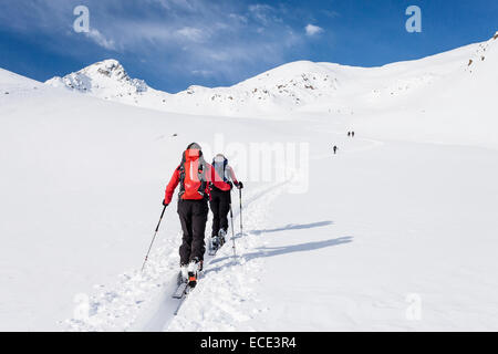 Skitourengeher während der Besteigung des Mt Stolz im Lagauntal-Tal in der Nähe von Maso Corto in Val Senales, Mt Stotz auf der Rückseite Stockfoto