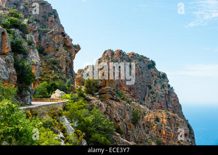 Straße durch bizarre Felsformationen, Calanche von Piana Calanques de Piana, Golf von Porto, Corse-du-Sud, Korsika, Frankreich Stockfoto