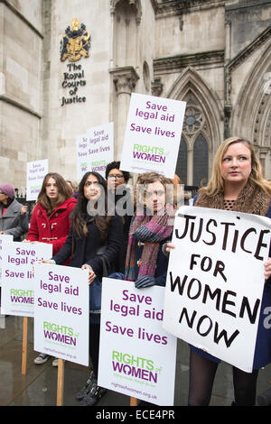 London, UK. 12. Dezember 2014. Womans Rechte Demonstration, Royal Courts of Justice, High Court, London, UK 12.12.2014 zeigt Bild Vertreter von Frau Rechte Wohltätigkeitsorganisationen demonstrieren außerhalb der Royal Courts of Justice heute als Herausforderung erfolgt über Kürzungen auf Beratungs-/Prozesskostenhilfe Auswirkungen auf die Opfer von häuslicher Gewalt. (Links nach rechts) Carla Lawrence, Crystal Stewart, Kiren Dhillon, Chlo Winfield und Ruth Tweedale. Bildnachweis: Jeff Gilbert/Alamy Live-Nachrichten Stockfoto