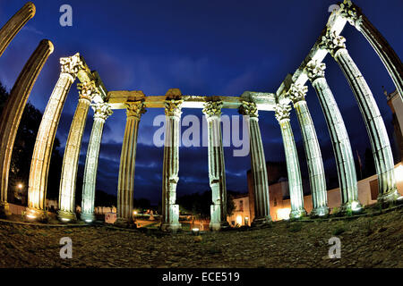 Portugal, Alentejo: Römische Tempel von Évora bei Nacht Stockfoto