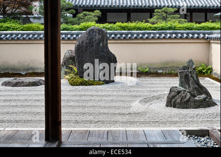 Ryogen-in Tempel Daitoku-Ji, Kyoto, Japan. Die Mt Horai Stein im Isshidan Garten, mit der "Kran-Insel" auf der rechten Seite Stockfoto