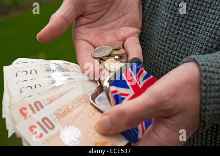 Nahaufnahme des Mannes, der britische Geldscheine in bar hält England GB Vereinigtes Königreich GB Großbritannien Stockfoto