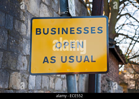 Nahaufnahme von Unternehmen Business Open as usual Straßenschild England GB Vereinigtes Königreich GB Großbritannien Stockfoto