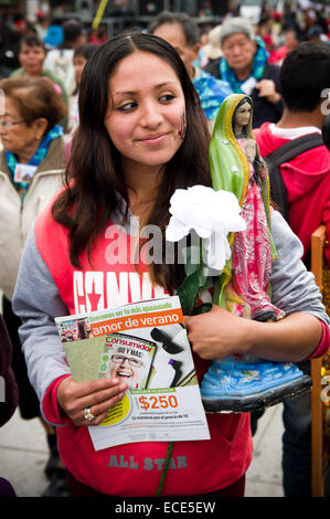 Mexico City, Mexiko. 11. Dezember 2014. Eine junge religiöse Dame gesehen an die Basilika Nuestra Señora de Guadalupe. Basilika der Muttergottes von Guadalupe in Mexiko-Stadt ist eine der beliebtesten Marienwallfahrtsorten, der am meisten besuchten Kirche nach dem Petersdom in Rom. Bildnachweis: Geovien So/Pacific Press/Alamy Live-Nachrichten Stockfoto