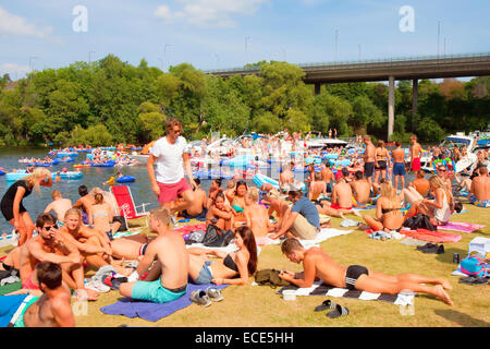 Schweden, Stockholm - Bootsparty am Hornsbergs Strandpark im Sommer Stockfoto