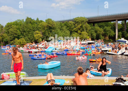 Schweden, Stockholm - Bootsparty am Hornsbergs Strandpark im Sommer Stockfoto