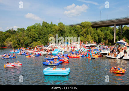 Schweden, Stockholm - Bootsparty am Hornsbergs Strandpark im Sommer Stockfoto