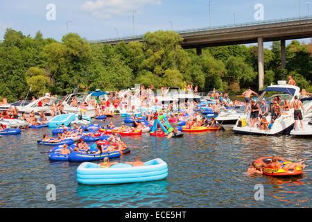 Schweden, Stockholm - Bootsparty am Hornsbergs Strandpark im Sommer Stockfoto