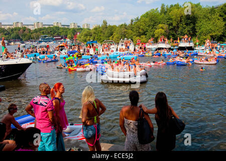 Schweden, Stockholm - Bootsparty am Hornsbergs Strandpark im Sommer Stockfoto