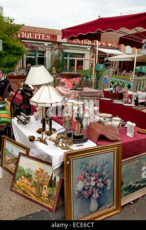 L ' Isle Sur la Sorgue französischen Antikmarkt am Ufer des Flusses Sorgue Vaucluse Provence Frankreich (europäische Antiquitäten Hauptstadt) Stockfoto