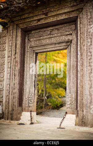 Japanischer Garten Eingang bei den Ahorn-Korridor, Kawaguchiko, Japan. Stockfoto