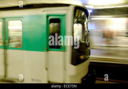 Paris Metro Zug verwischt, wie sie in einer Station eilt Stockfoto