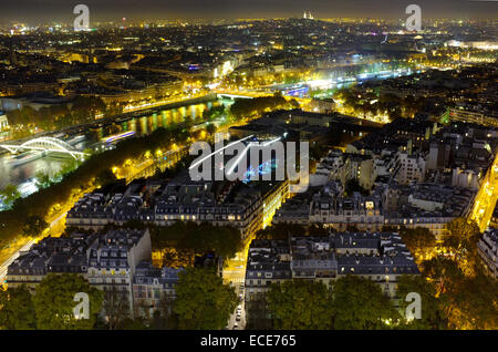 Paris bei Nacht, Fluss Seine spiegelnde Lichter der Stadt und Bauten unter Straßenlaternen leuchten Stockfoto
