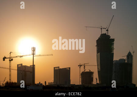 Krane und mehrere Wolkenkratzer im Bau in Dubai in den Vereinigten Arabischen Emiraten Stockfoto