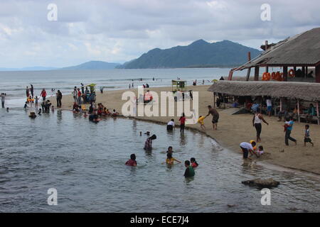 Banda Aceh, Indonesien. 30. November 2014. Familys schwimmen an einem beliebten Strand in der Nähe von Banda Aceh, Indonesien, 30. November 2014. Leben gedeiht und fließt an den Ufern des Indonesien wieder, wo vor zehn Jahren, Tsunami-Killer-Wellen verheerende Auswirkungen hatte. Foto: Doreeb Fiedler/Dpa/Alamy Live News Stockfoto