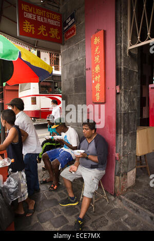 Mauritius, Port Louis, Rue Emmanual Anquetil, Chinatown, Männer chinesischen Fastfood aus Pflaster Nudel stall Stockfoto